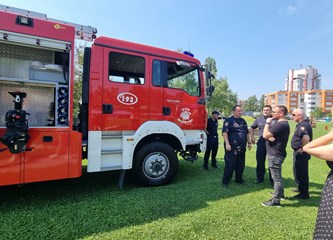 FOTO: Ravnateljstvo civilne zaštite upoznalo građane sa svojim radom, simulator potresa i moderne tehnologije privukle naše najmlađe