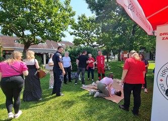 FOTO: Ravnateljstvo civilne zaštite upoznalo građane sa svojim radom, simulator potresa i moderne tehnologije privukle naše najmlađe