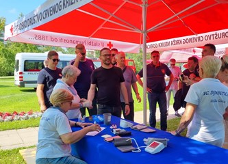 FOTO: Ravnateljstvo civilne zaštite upoznalo građane sa svojim radom, simulator potresa i moderne tehnologije privukle naše najmlađe