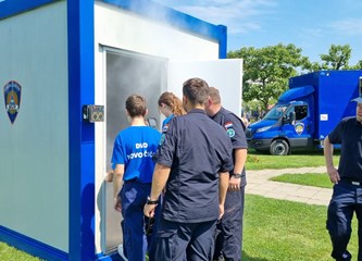 FOTO: Ravnateljstvo civilne zaštite upoznalo građane sa svojim radom, simulator potresa i moderne tehnologije privukle naše najmlađe