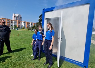 FOTO: Ravnateljstvo civilne zaštite upoznalo građane sa svojim radom, simulator potresa i moderne tehnologije privukle naše najmlađe
