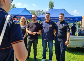 FOTO: Ravnateljstvo civilne zaštite upoznalo građane sa svojim radom, simulator potresa i moderne tehnologije privukle naše najmlađe