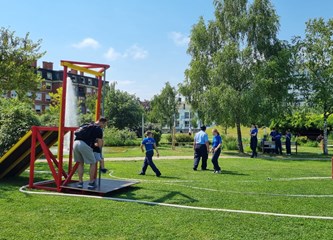 FOTO: Ravnateljstvo civilne zaštite upoznalo građane sa svojim radom, simulator potresa i moderne tehnologije privukle naše najmlađe
