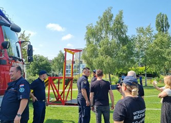 FOTO: Ravnateljstvo civilne zaštite upoznalo građane sa svojim radom, simulator potresa i moderne tehnologije privukle naše najmlađe