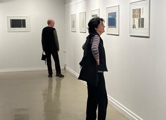 Nova izložba i slikovnica Dominika Vukovića i Sanje Lovrenčić na pozornici Galerije Galženica: "U ritmu meandra s Julijem Kniferom"