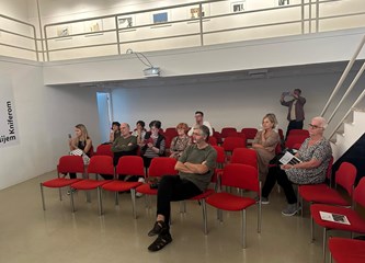 Nova izložba i slikovnica Dominika Vukovića i Sanje Lovrenčić na pozornici Galerije Galženica: "U ritmu meandra s Julijem Kniferom"