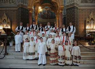 FOTO Mališani OSS Buševec nastupili na Đakovačkim vezovima i ponosno predstavili turopoljski kraj