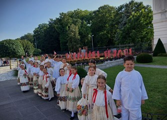 FOTO Mališani OSS Buševec nastupili na Đakovačkim vezovima i ponosno predstavili turopoljski kraj