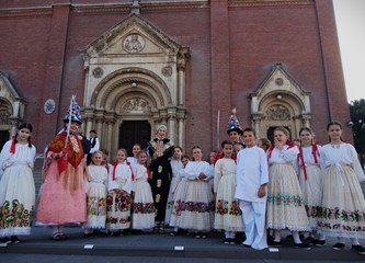 FOTO Mališani OSS Buševec nastupili na Đakovačkim vezovima i ponosno predstavili turopoljski kraj