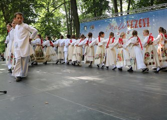 FOTO Mališani OSS Buševec nastupili na Đakovačkim vezovima i ponosno predstavili turopoljski kraj