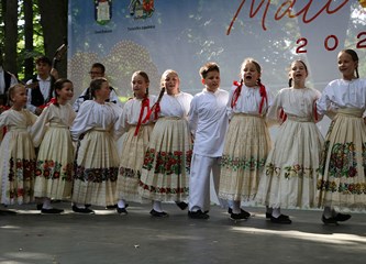 FOTO Mališani OSS Buševec nastupili na Đakovačkim vezovima i ponosno predstavili turopoljski kraj