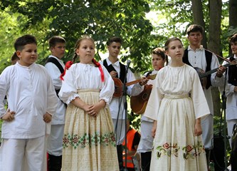 FOTO Mališani OSS Buševec nastupili na Đakovačkim vezovima i ponosno predstavili turopoljski kraj