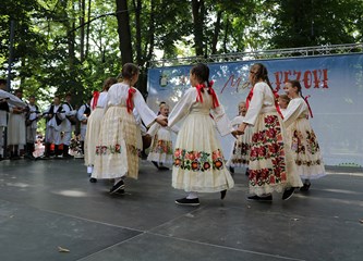 FOTO Mališani OSS Buševec nastupili na Đakovačkim vezovima i ponosno predstavili turopoljski kraj