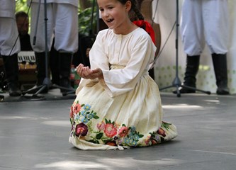 FOTO Mališani OSS Buševec nastupili na Đakovačkim vezovima i ponosno predstavili turopoljski kraj