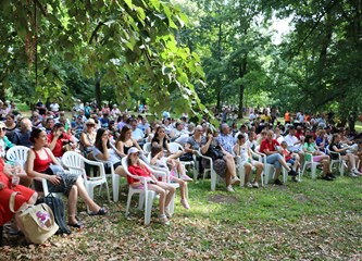 FOTO Mališani OSS Buševec nastupili na Đakovačkim vezovima i ponosno predstavili turopoljski kraj