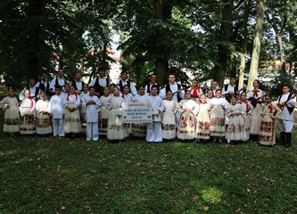 FOTO Mališani OSS Buševec nastupili na Đakovačkim vezovima i ponosno predstavili turopoljski kraj