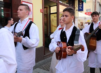 FOTO Mališani OSS Buševec nastupili na Đakovačkim vezovima i ponosno predstavili turopoljski kraj