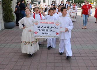 FOTO Mališani OSS Buševec nastupili na Đakovačkim vezovima i ponosno predstavili turopoljski kraj