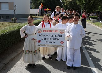 FOTO Mališani OSS Buševec nastupili na Đakovačkim vezovima i ponosno predstavili turopoljski kraj
