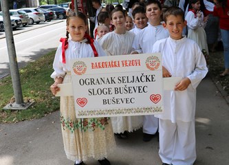 FOTO Mališani OSS Buševec nastupili na Đakovačkim vezovima i ponosno predstavili turopoljski kraj