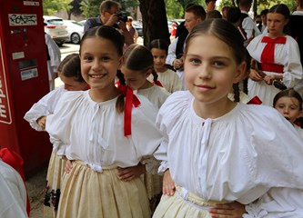 FOTO Mališani OSS Buševec nastupili na Đakovačkim vezovima i ponosno predstavili turopoljski kraj