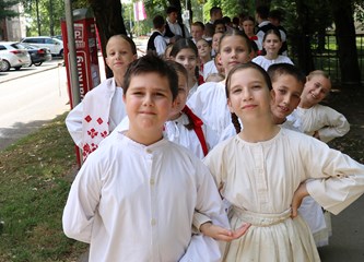FOTO Mališani OSS Buševec nastupili na Đakovačkim vezovima i ponosno predstavili turopoljski kraj