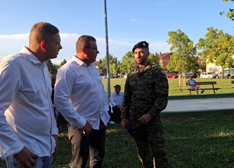 FOTO: Otkrivena bista heroja Domovinskog rata Jadranka Cumbaja u njegovom parku: „Ovom bistom na prikladan način educiramo naše mlade o važnosti i cijeni slobode“
