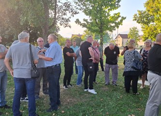 FOTO: Otkrivena bista heroja Domovinskog rata Jadranka Cumbaja u njegovom parku: „Ovom bistom na prikladan način educiramo naše mlade o važnosti i cijeni slobode“