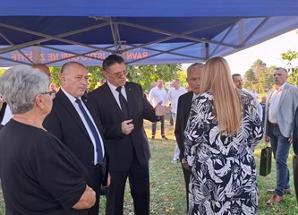 FOTO: Otkrivena bista heroja Domovinskog rata Jadranka Cumbaja u njegovom parku: „Ovom bistom na prikladan način educiramo naše mlade o važnosti i cijeni slobode“