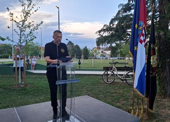 FOTO: Otkrivena bista heroja Domovinskog rata Jadranka Cumbaja u njegovom parku: „Ovom bistom na prikladan način educiramo naše mlade o važnosti i cijeni slobode“