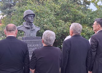 FOTO: Otkrivena bista heroja Domovinskog rata Jadranka Cumbaja u njegovom parku: „Ovom bistom na prikladan način educiramo naše mlade o važnosti i cijeni slobode“