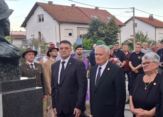 FOTO: Otkrivena bista heroja Domovinskog rata Jadranka Cumbaja u njegovom parku: „Ovom bistom na prikladan način educiramo naše mlade o važnosti i cijeni slobode“