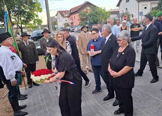 FOTO: Otkrivena bista heroja Domovinskog rata Jadranka Cumbaja u njegovom parku: „Ovom bistom na prikladan način educiramo naše mlade o važnosti i cijeni slobode“
