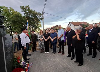 FOTO: Otkrivena bista heroja Domovinskog rata Jadranka Cumbaja u njegovom parku: „Ovom bistom na prikladan način educiramo naše mlade o važnosti i cijeni slobode“