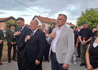 FOTO: Otkrivena bista heroja Domovinskog rata Jadranka Cumbaja u njegovom parku: „Ovom bistom na prikladan način educiramo naše mlade o važnosti i cijeni slobode“
