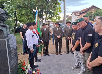 FOTO: Otkrivena bista heroja Domovinskog rata Jadranka Cumbaja u njegovom parku: „Ovom bistom na prikladan način educiramo naše mlade o važnosti i cijeni slobode“
