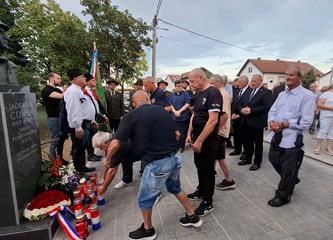 FOTO: Otkrivena bista heroja Domovinskog rata Jadranka Cumbaja u njegovom parku: „Ovom bistom na prikladan način educiramo naše mlade o važnosti i cijeni slobode“