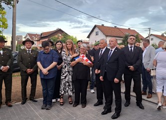 FOTO: Otkrivena bista heroja Domovinskog rata Jadranka Cumbaja u njegovom parku: „Ovom bistom na prikladan način educiramo naše mlade o važnosti i cijeni slobode“