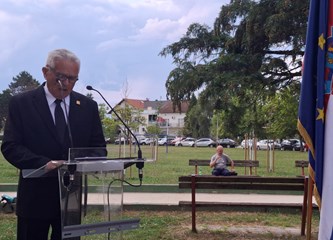 FOTO: Otkrivena bista heroja Domovinskog rata Jadranka Cumbaja u njegovom parku: „Ovom bistom na prikladan način educiramo naše mlade o važnosti i cijeni slobode“