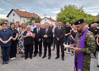 FOTO: Otkrivena bista heroja Domovinskog rata Jadranka Cumbaja u njegovom parku: „Ovom bistom na prikladan način educiramo naše mlade o važnosti i cijeni slobode“