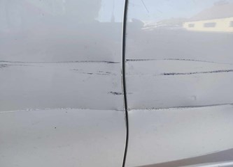 Netko joj je ogrebao auto i napravio štetu od 800 eura! Čitateljica moli za pomoć
