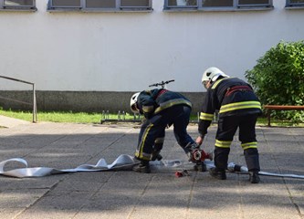 Vatrogasna vježba: Spašavali ljude iz požara u školi