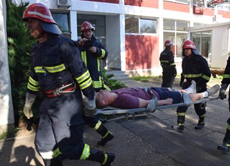 Vatrogasna vježba: Spašavali ljude iz požara u školi