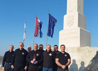 VG Branitelji u emotivnom posjetu Vukovaru i Ovčari: Odali počast palim herojima na spomen obilježjima