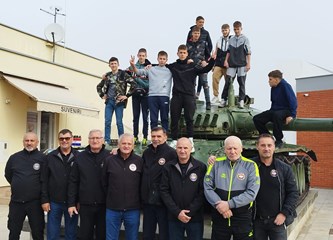 VG Branitelji u emotivnom posjetu Vukovaru i Ovčari: Odali počast palim herojima na spomen obilježjima