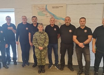 VG Branitelji u emotivnom posjetu Vukovaru i Ovčari: Odali počast palim herojima na spomen obilježjima