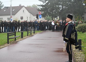 FOTO Položeni vijenci i svijeće kod "Golubice" i križa na Gradskom groblju povodom blagdana Svih svetih