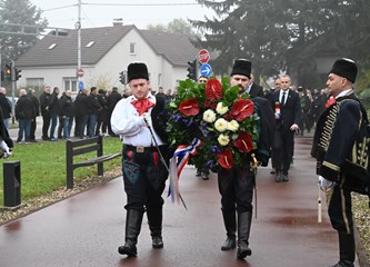 FOTO Položeni vijenci i svijeće kod "Golubice" i križa na Gradskom groblju povodom blagdana Svih svetih
