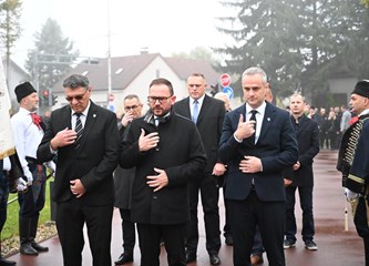 FOTO Položeni vijenci i svijeće kod "Golubice" i križa na Gradskom groblju povodom blagdana Svih svetih
