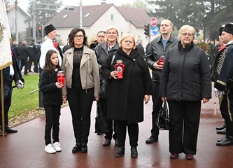 FOTO Položeni vijenci i svijeće kod "Golubice" i križa na Gradskom groblju povodom blagdana Svih svetih